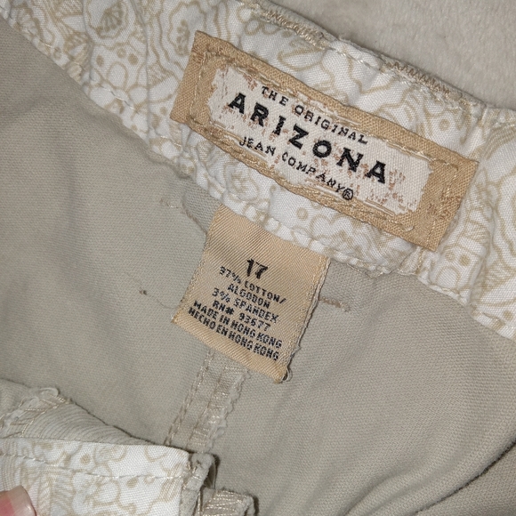 Arizona EUC Cream Khaki 2.5" Inseam Shorts JRs 17 - Picture 5 of 12